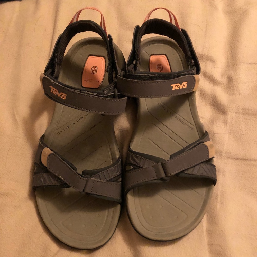 Worn once Teva’s Sandals Size 9